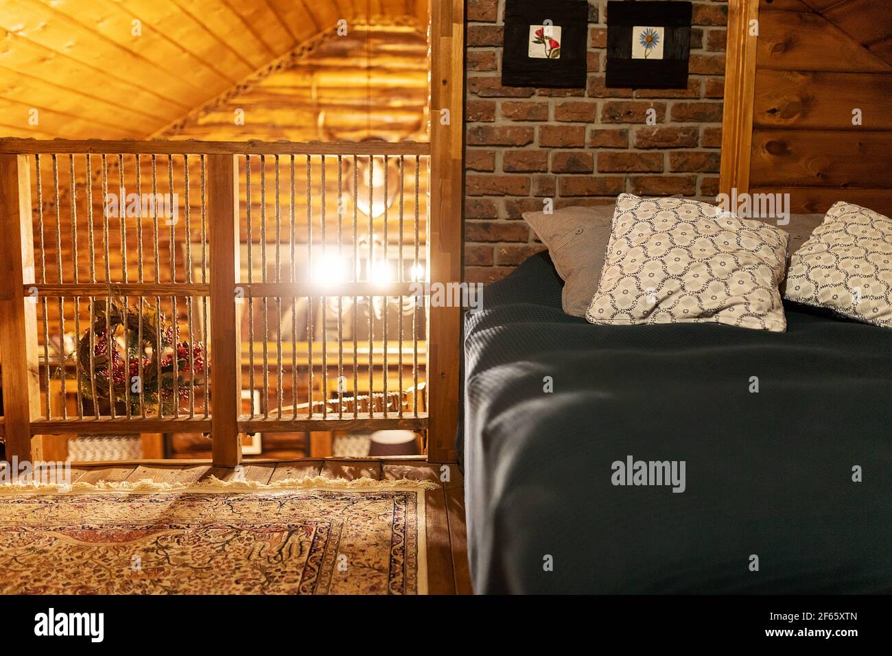 Gemütliches Interieur eines Landhauses in einem klassischen Stil. Private Ferienvilla. Komfortables weiches Bett und Kissen Stockfoto