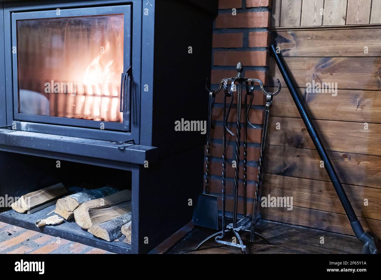 Home Kamin. Gemütliches Interieur eines Landhauses. Vintage Stein Kamin im Zimmer. Eine warme Flamme knistert im Ofen Stockfoto