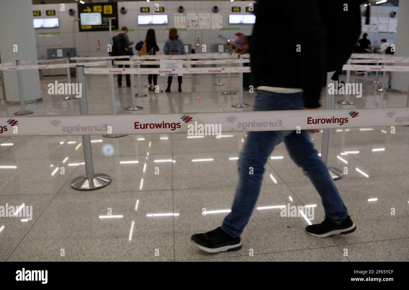 Palma De Mallorca, Spanien. März 2021, 30th. Die Leute kommen mit ihrem  Gepäck zum Check-in von Eurowings am Flughafen Palma. Die neue allgemeine  Prüfvorschrift für alle Flugreisen nach Deutschland hat am ersten