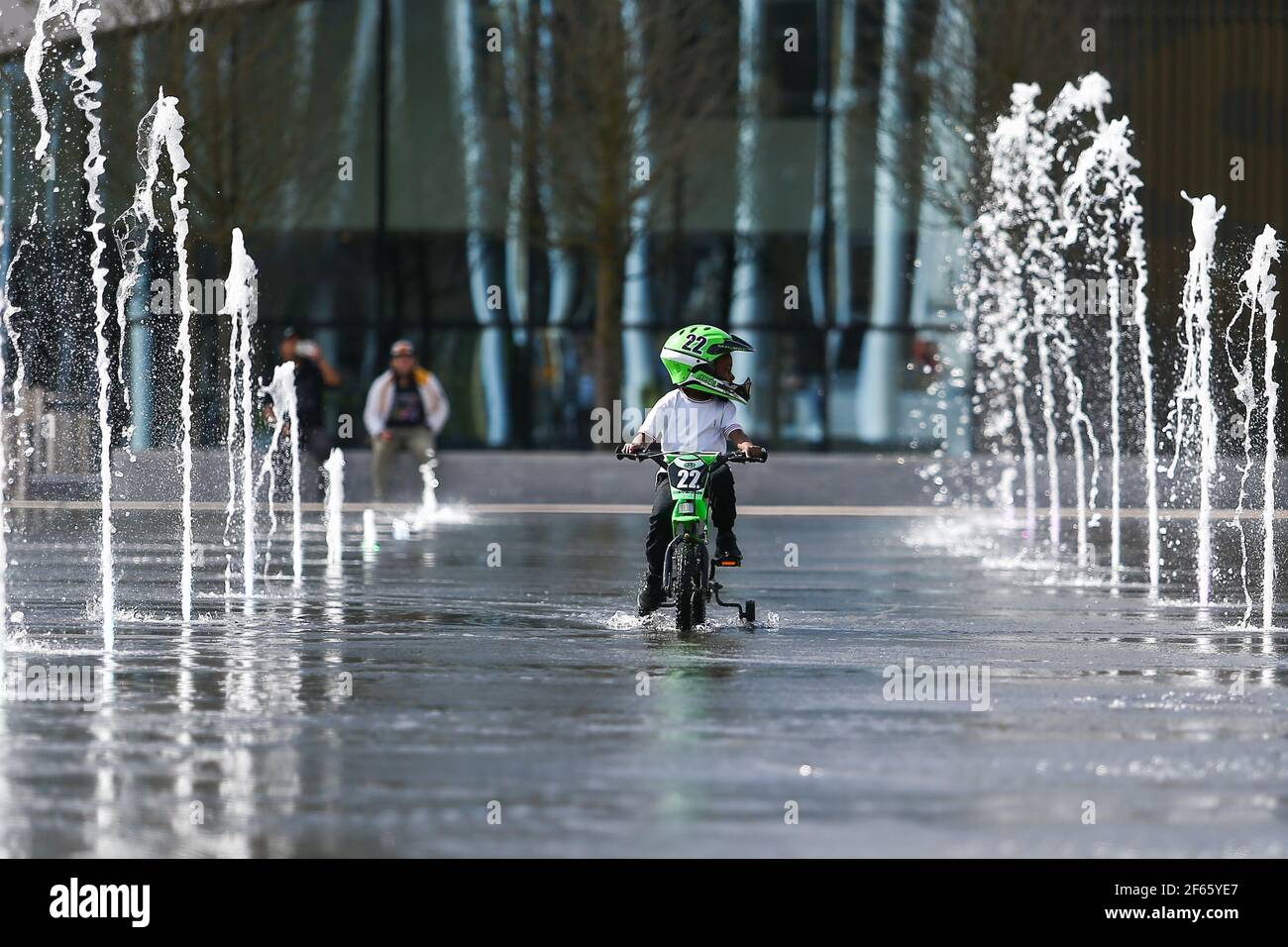 Birmingham, Großbritannien. März 2021, 30th. Der 4-jährige McKay spielt in den Springbrunnen am Centenary Square im Stadtzentrum von Birmingham. Kredit: Peter Lopeman/Alamy Live Nachrichten Stockfoto