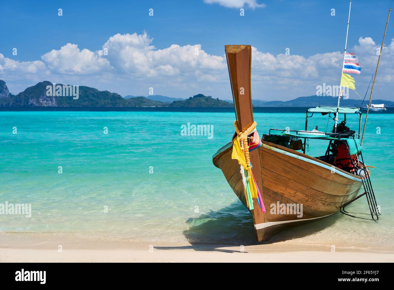 Traditionelles thailändisches Langboot am tropischen Paradiesstrand. Sommer Hintergrund, Reiseziel Stockfoto