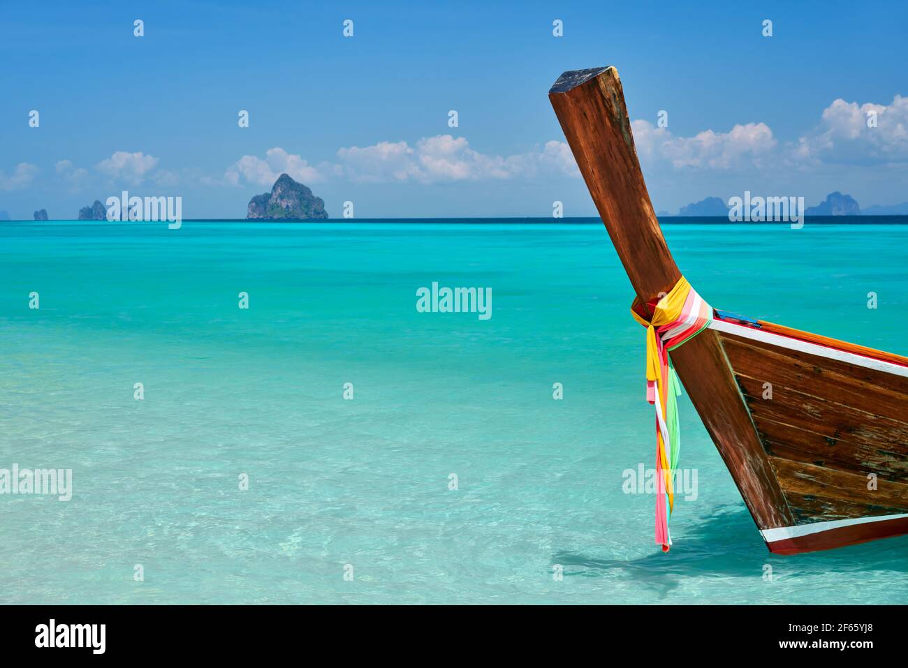 Holzboot am tropischen Paradiesstrand mit Kopierplatz. Sommer Hintergrund, Reiseziel Stockfoto