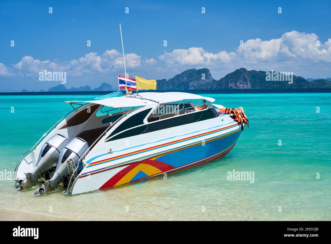 Motorboot am tropischen Strand des Paradieses. Sommer Hintergrund, Reiseziel Stockfoto