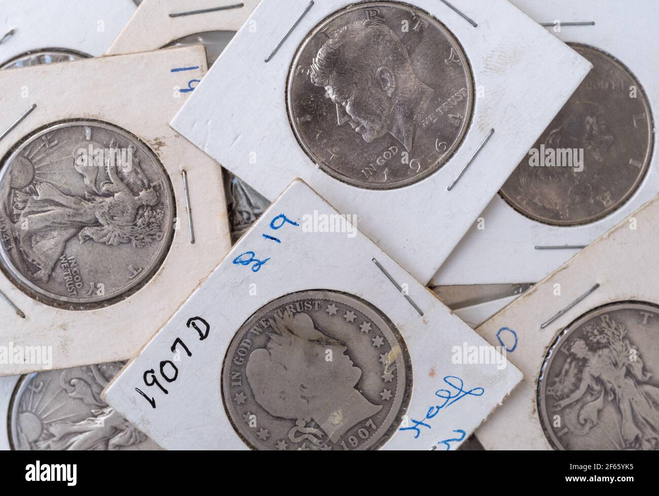 Nahaufnahme einer alten Münzsammlung in schützenden Wrappern von Sammlermünzen in halber Dollar. Stockfoto