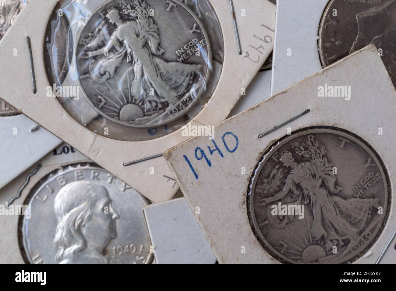 Sehr nahe Ansicht einer alten Münzsammlung in schützenden Wrappern von sammelbaren Halb-Dollar-Münzen. Stockfoto