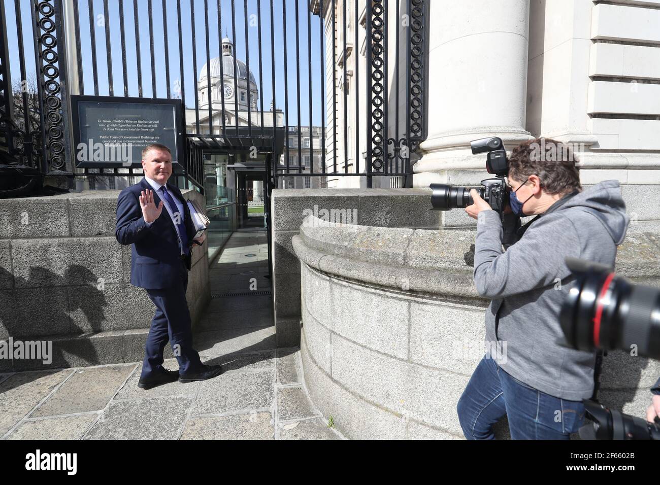 Der Minister für öffentliche Ausgaben, Michael McGrath, kommt zu einer Kabinettssitzung in den Regierungsgebäuden in Dublin an. Bilddatum: Dienstag, 30. März 2021. Stockfoto