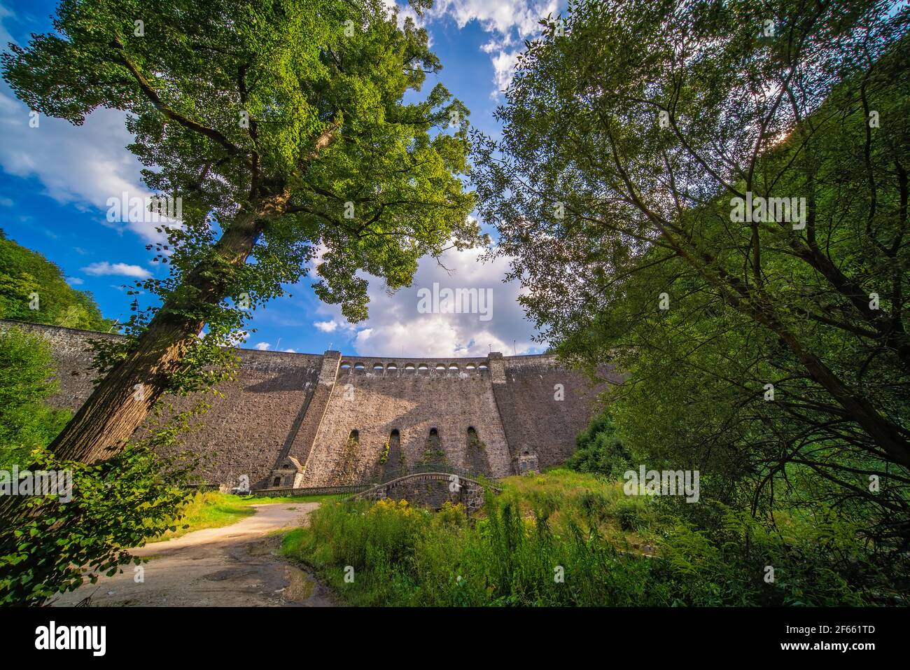 Eine schöne Aussicht auf den alten Wasserdamm in Zagorze Slaskie, Polen Stockfoto