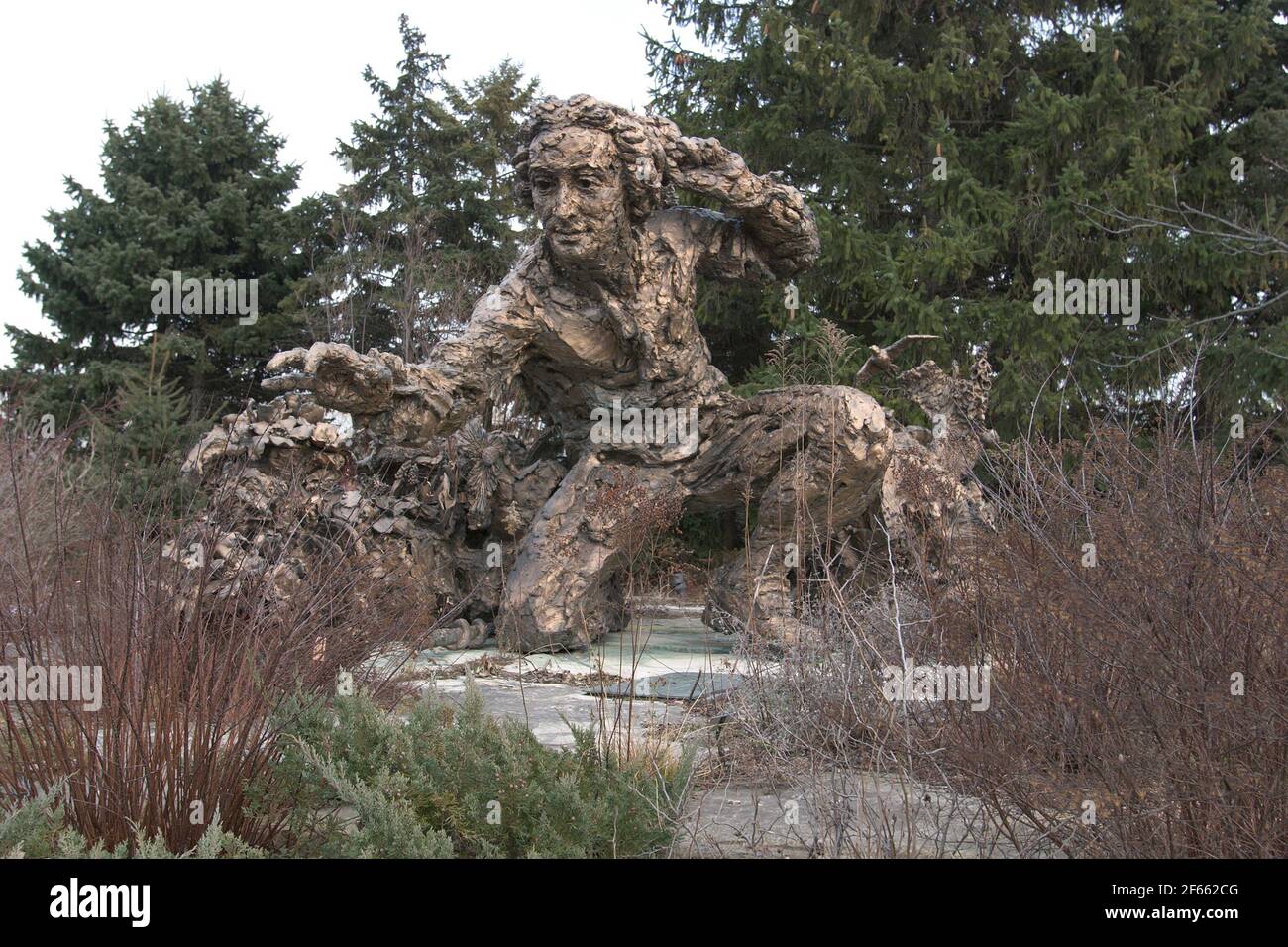 Carolus Linnaeus (1707-1778) gilt als Vater der taxonomischen Botanik. Der schwedische Botaniker ist am besten dafür bekannt, ein System zur Klassifizierung von Pflanzen basierend auf der Anzahl der Fortpflanzungsteile zu schaffen. Sein System brachte Ordnung in die wissenschaftliche Pflanzenwelt. Linnaeus half auch, ein universelles System zur Benennung lebender Organismen zu etablieren, das als binomiale Nomenklatur bekannt ist. Der Bildhauer Robert Berks zeigt einen jungen Linnäus, der demütig kniet, um eine Rose zu sammeln, was eine fortwährende Suche nach Wissen symbolisiert. Chicago Botanic Garden, Highland Park, Illinois Stockfoto