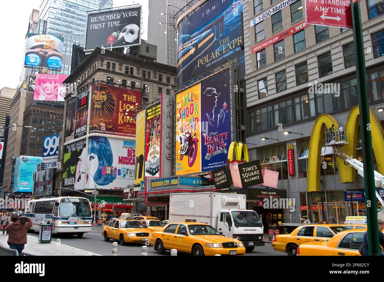 Fahren Sie entlang der 7th Avenue am Times Square, New York City. Stockfoto