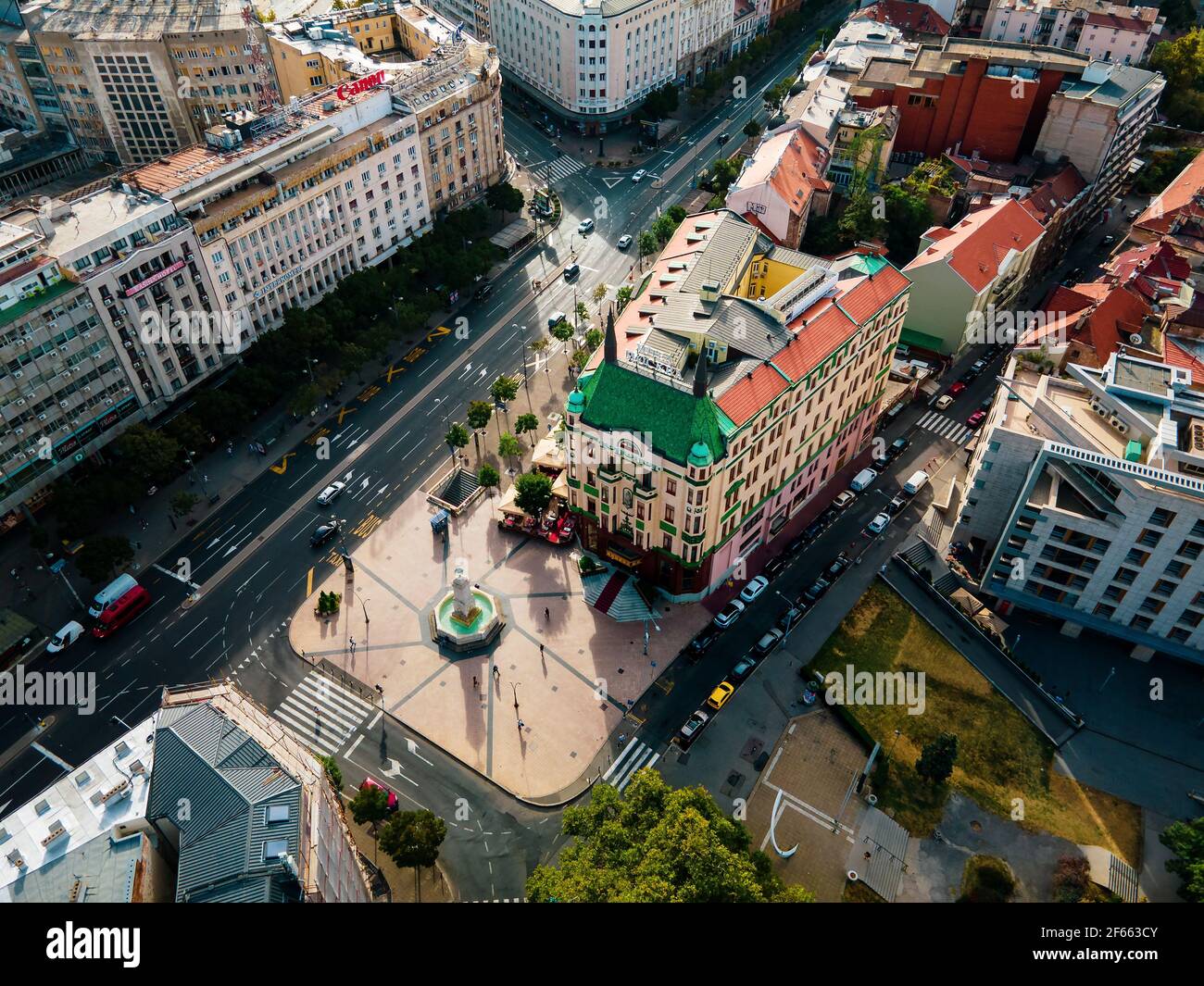 Belgrad, Serbien - 25. September 2020: Luftaufnahme des Terazije-Platzes in Belgrad in der Innenstadt der serbischen Hauptstadt bei Sonnenaufgang Stockfoto