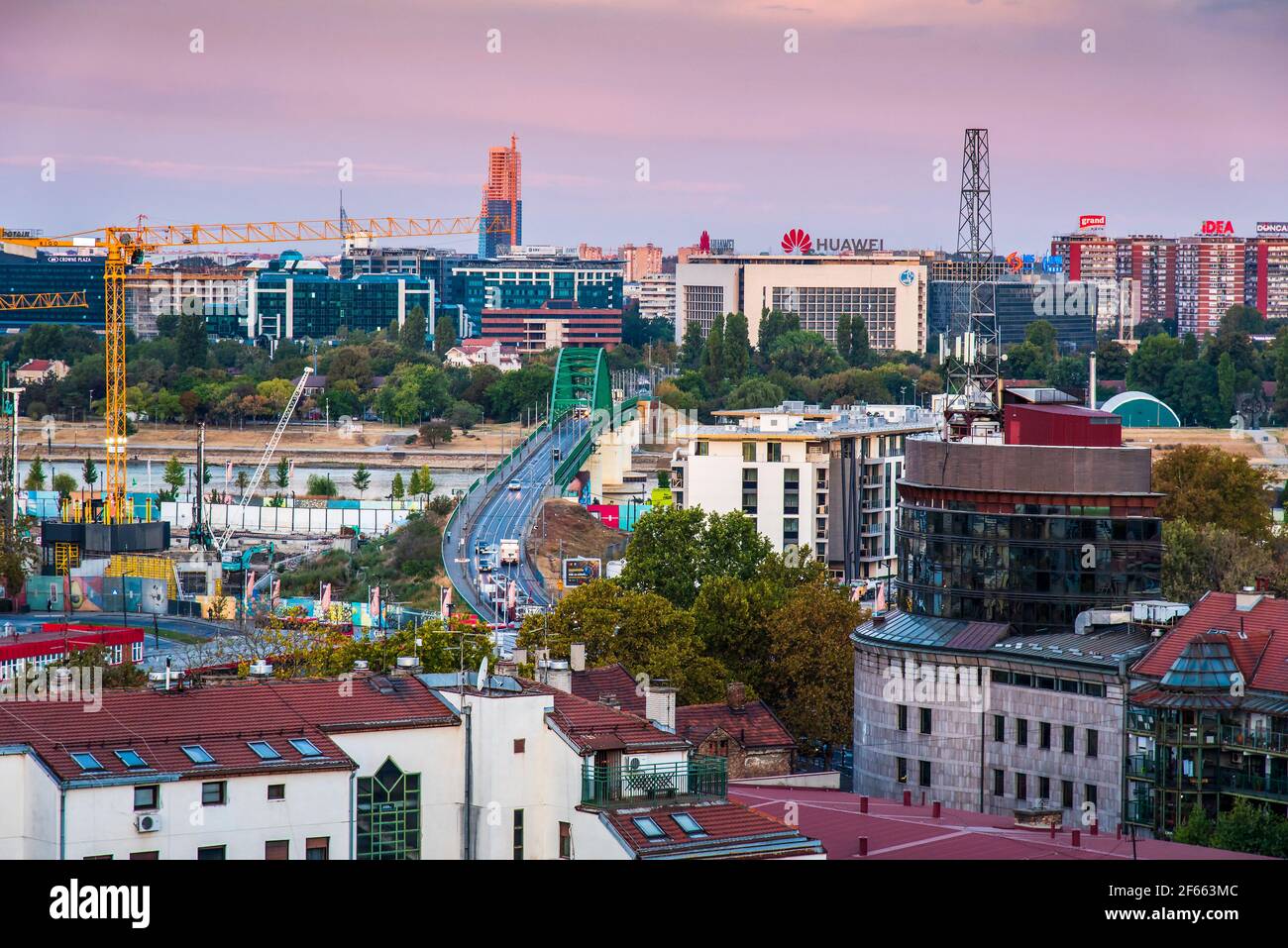 Belgrad, Serbien - 25. September 2020: Alte Sava-Brücke verbindet neue und alte Teile Belgrads, die durch einen Fluss in der serbischen Hauptstadt getrennt sind Stockfoto