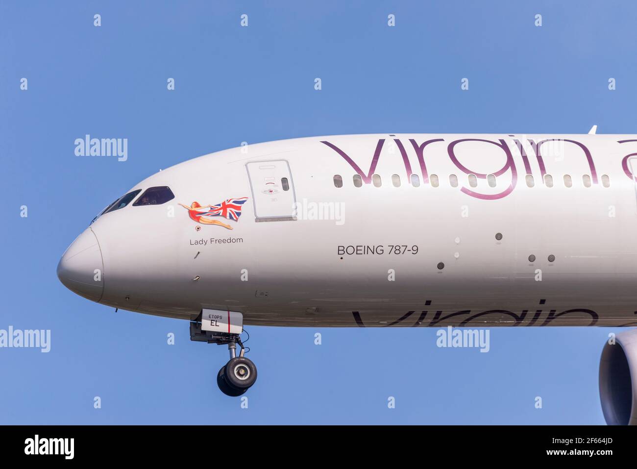 Virgin Atlantic Boeing 787 Dreamliner-Düsenflugzeug im Finale auf dem Flughafen London Heathrow, Großbritannien. Genannt Lady Freedom. Scharlachrote Dame mit Nasenkunst Stockfoto