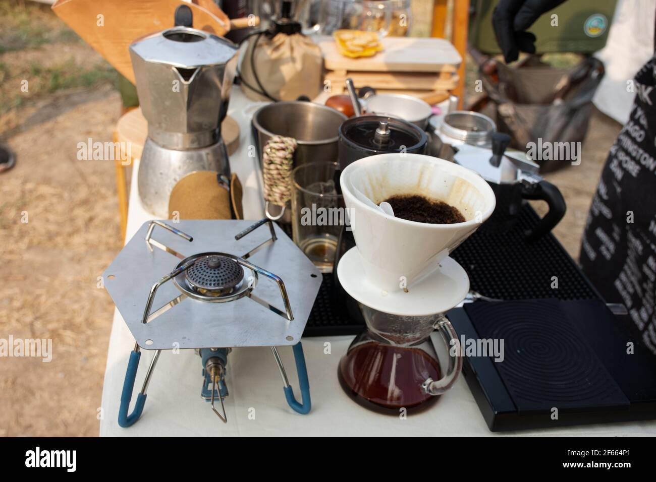 Werkzeuge Ausrüstung und Material für thai Männer Barista Menschen verwenden Tropfkaffeemaschine oder tropfender Kaffee mit heißem und Eiskaffee Und Tee zum Verkauf im Freien des Cafés Stockfoto