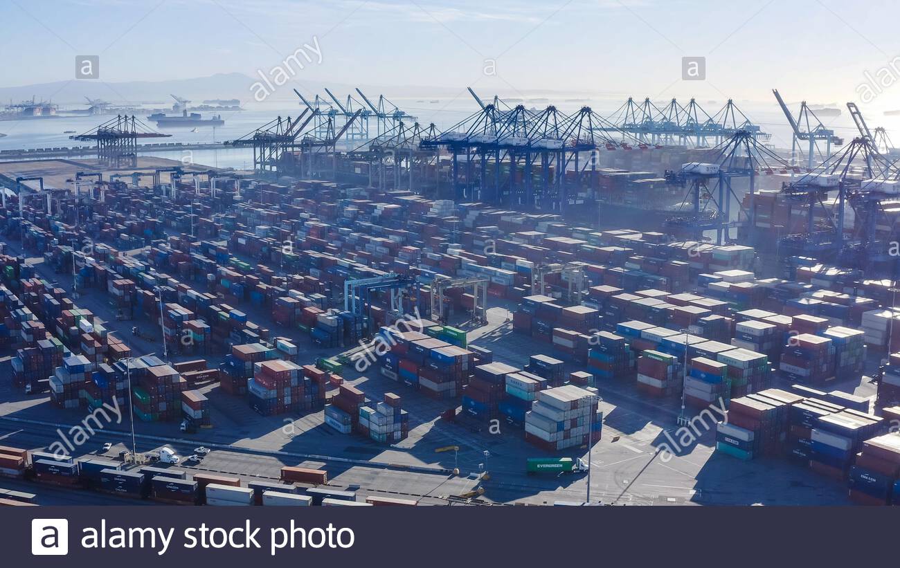 Schiffscontainer Und Bahnbetrieb Im Hafen Von Long Beach Und San Pedro San Pedro Los Angeles California Usa Us Stockfotografie Alamy