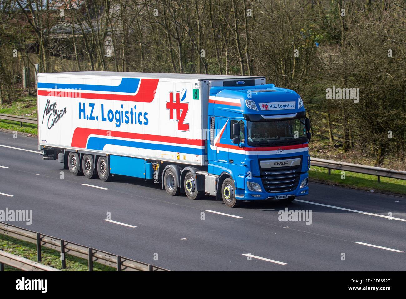 HZ Logistik UK Ltd; Spedition Lieferwagen, LKW, Schwerlastfahrzeuge, Transport, LKW, Frachtführer, DAF XF Vehicle, European Commercial Transport industry LKW, M6 in Manchester, UK Stockfoto