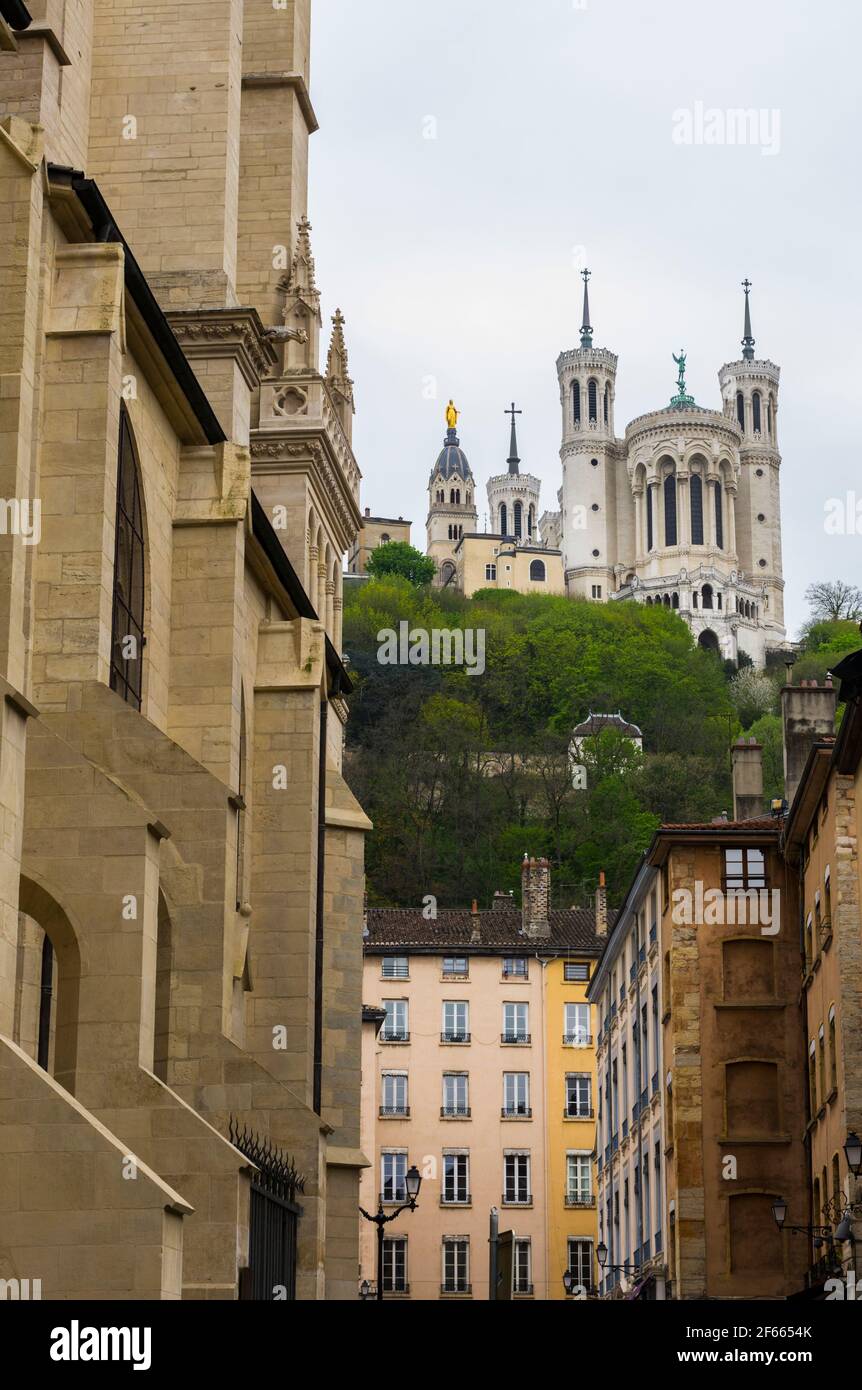 Die Basilika Notre-Dame de Fourvière mit Blick auf die Altstadt (Vieux Lyon) von Lyon, Frankreich. Stockfoto