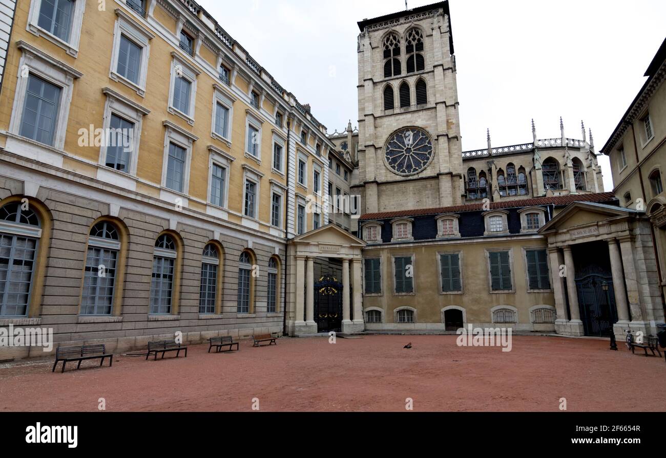 Der Innenhof des Palais Épiscopal Saint-Jean in der Nähe der Cathédrale Saint Jean-Baptiste in Vieux Lyon, Frankreich. Stockfoto Der Innenhof des Palais Épiscopal Saint-Jean in der Nähe der Cathédrale Saint Jean-Baptiste in Vieux Lyon, Frankreich. Stockfoto