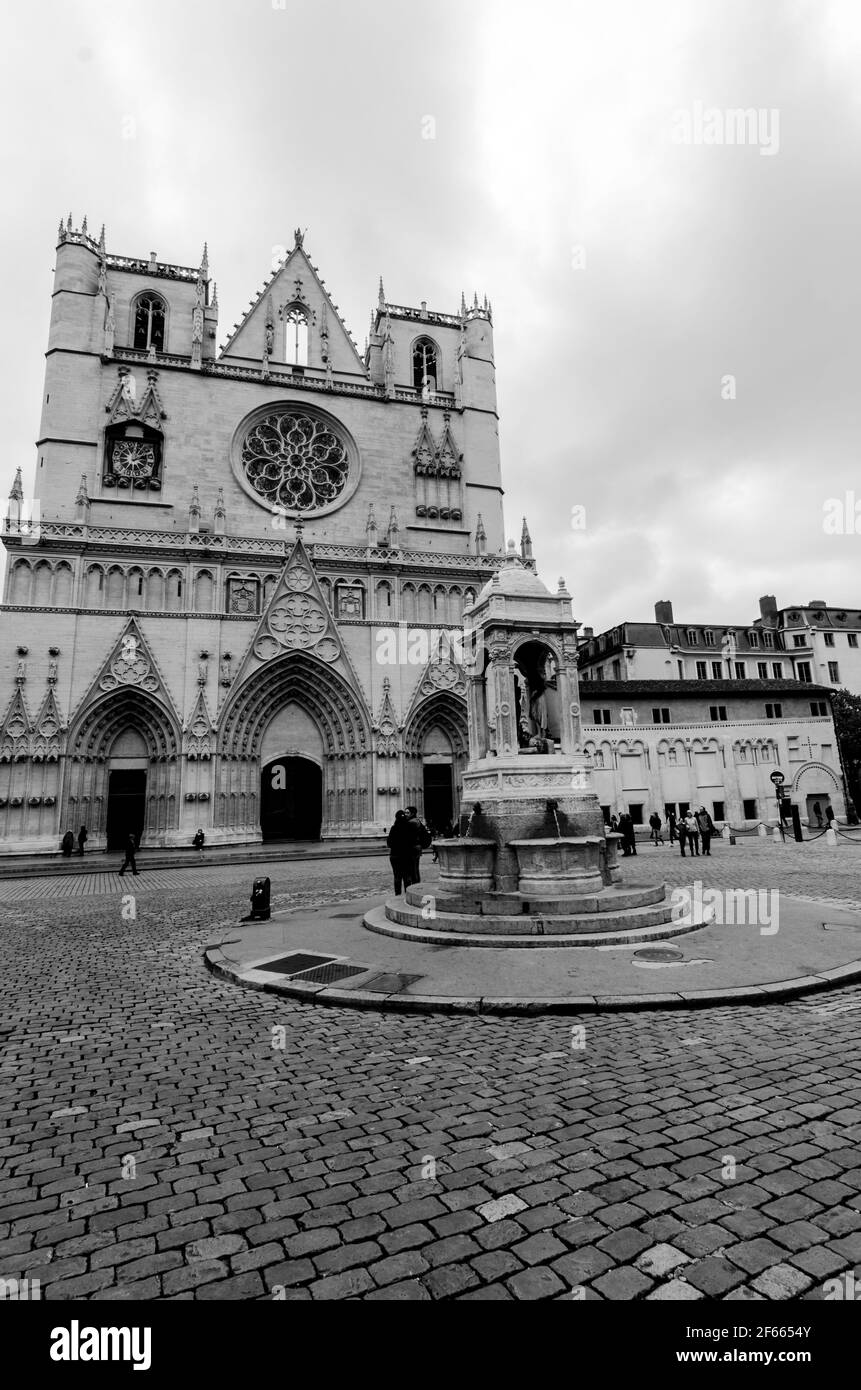 Cathédrale Saint Jean-Baptiste (Kathedrale von Lyon) in Place Saint-Jean, Vieux Lyon, Frankreich. S/W Stockfoto