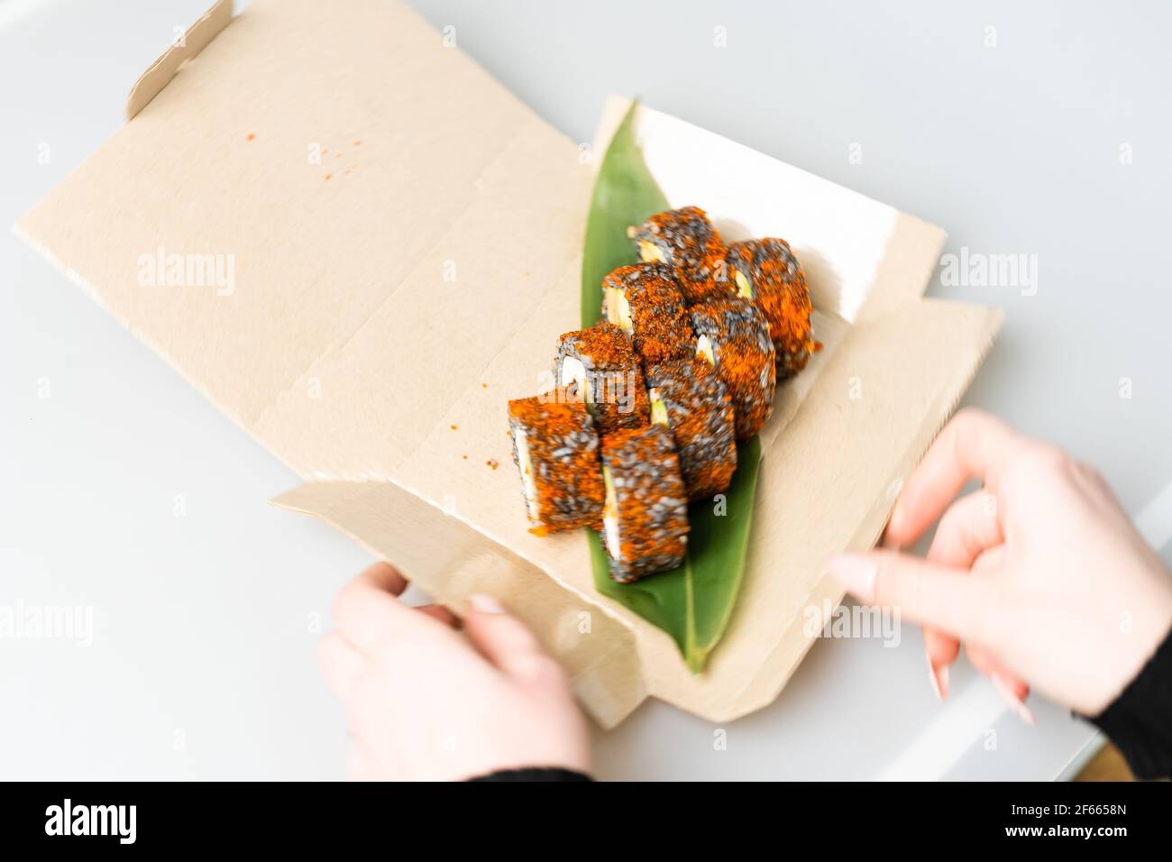 Sushi mit Lachs und Garnelen Tempura roll Stockfotografie Alamy