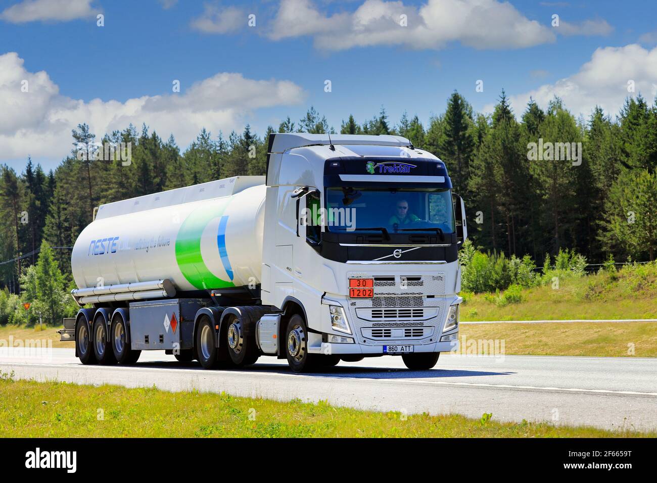 White Volvo FH semi tanker liefert NESTE Diesel Kraftstoff, ADR 30-1202, auf der Autobahn 1 an einem schönen Tag des Sommers. Salo, Finnland. Juni 17, 2020. Stockfoto