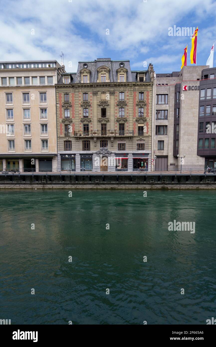 Blick über die Rhone auf Gebäude am Quai de L'Ile, Genf, Schweiz Stockfoto