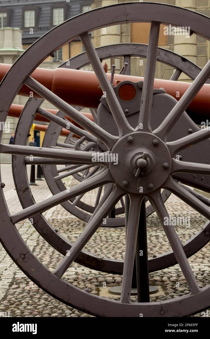 Das Rad einer ornamentalen Kanone vor dem Königlichen Palast (Kungliga-Slottet) / dem Stockholmer Schloss (Stockholms-Slott), Stockholm, Schweden. Stockfoto