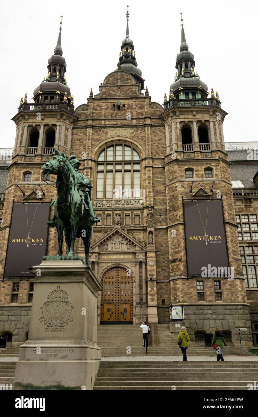 Das Nordische Museum / Nordiska museet) in Djurgarden, Stockholm, Schweden, zeigt die Reiterstatue von König Karl X. Gustav. Stockfoto