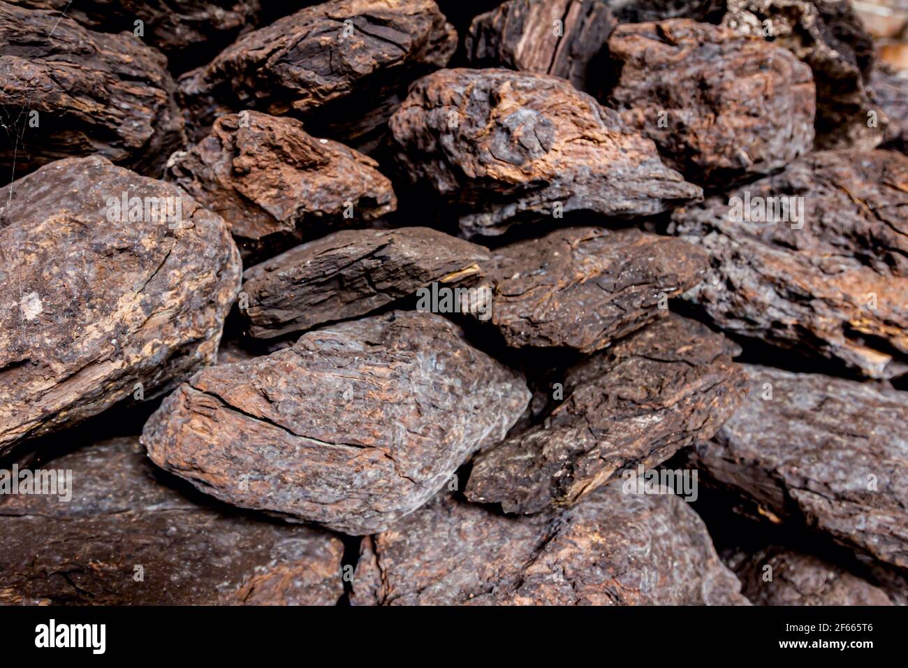 Lagerung von trockener Holzkohle, Holzkohle wird gestapelt und bereit für den Einsatz. Stockfoto