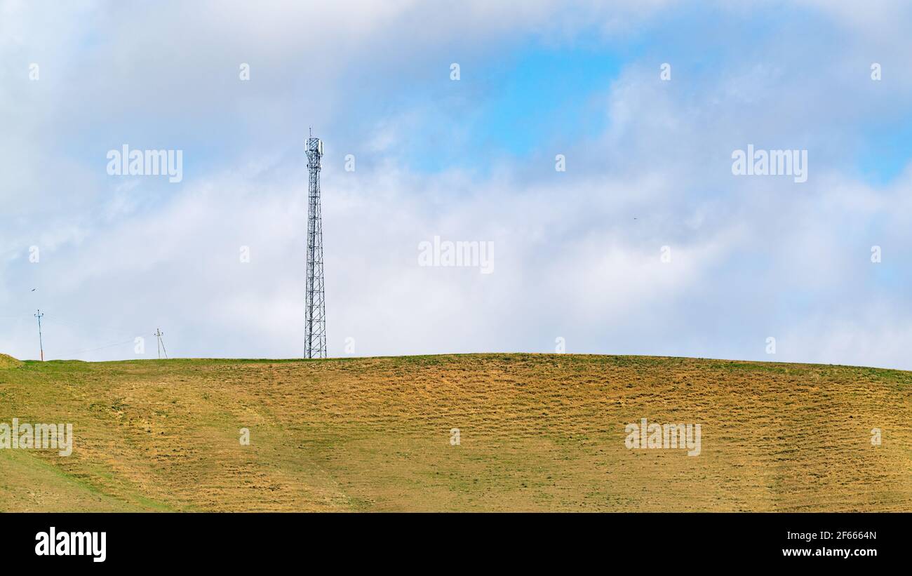 Mobilfunkantenne auf dem Hügel Stockfoto