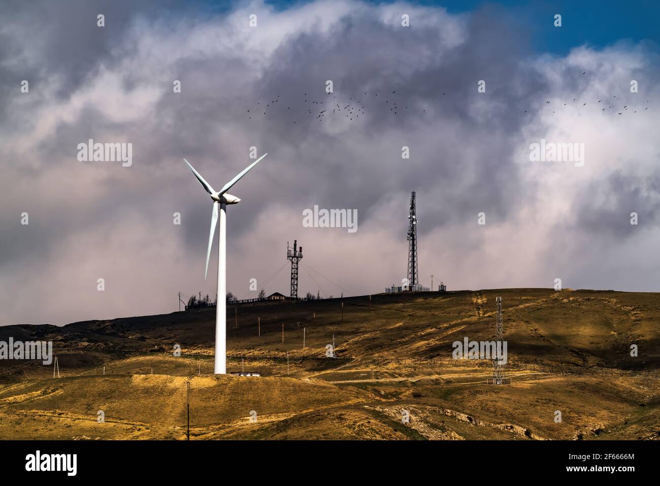 Windgenerator am Berg. Grüne Energie Stockfoto