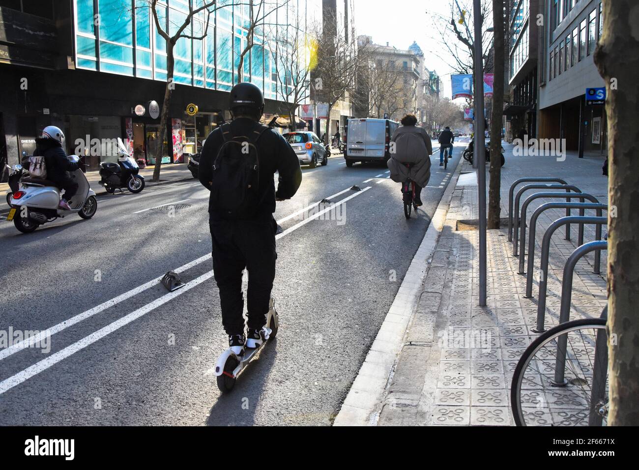 Elektro, Roller, Mann, Spur, Helm, Straße, Stadt, urban, Ansicht, Szene, Real, Menschen, Leben, Moment, realer Moment, Echtes Leben, Elektroroller Stockfoto