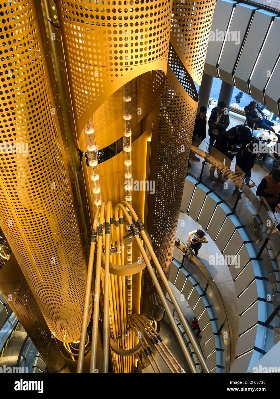 Das Starbucks Reserve Roastery Chicago ist das größte Starbucks der Welt und befindet sich am 21. November 2019 an der Ecke der N. Michigan Avenue und Erie Street in Chicago, Illinois. Der 5-stöckige und 35.000 Quadratmeter große Veranstaltungsort serviert auch Alkohol. (Foto von Samuel Rigelhaupt/Sipa USA) Stockfoto