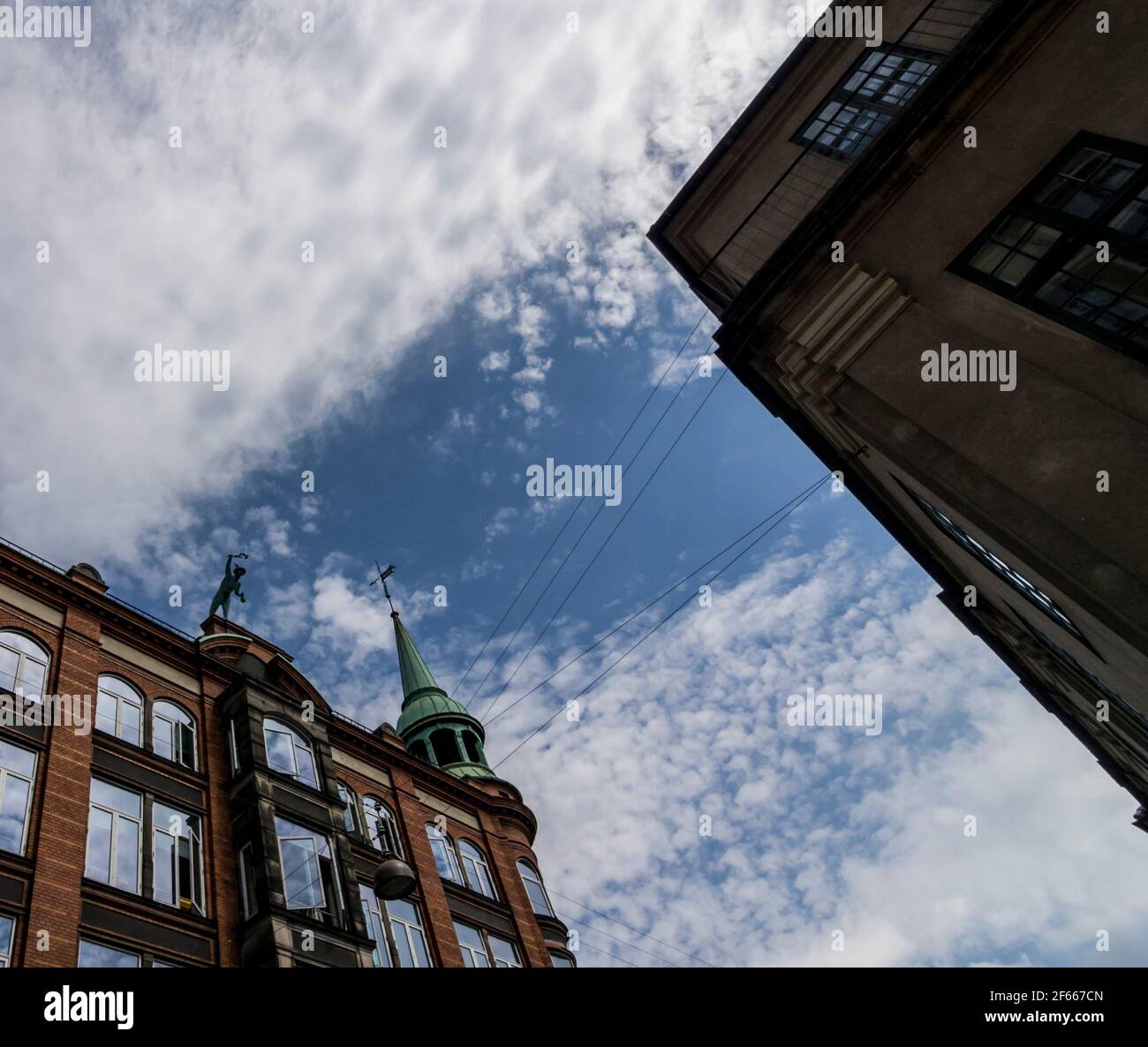 Eine Skulptur des gottes Merkur / Hermes auf dem alten Varehuset Messen Kaufhaus in Købmagergade, Kopenhagen, Dänemark. Stockfoto