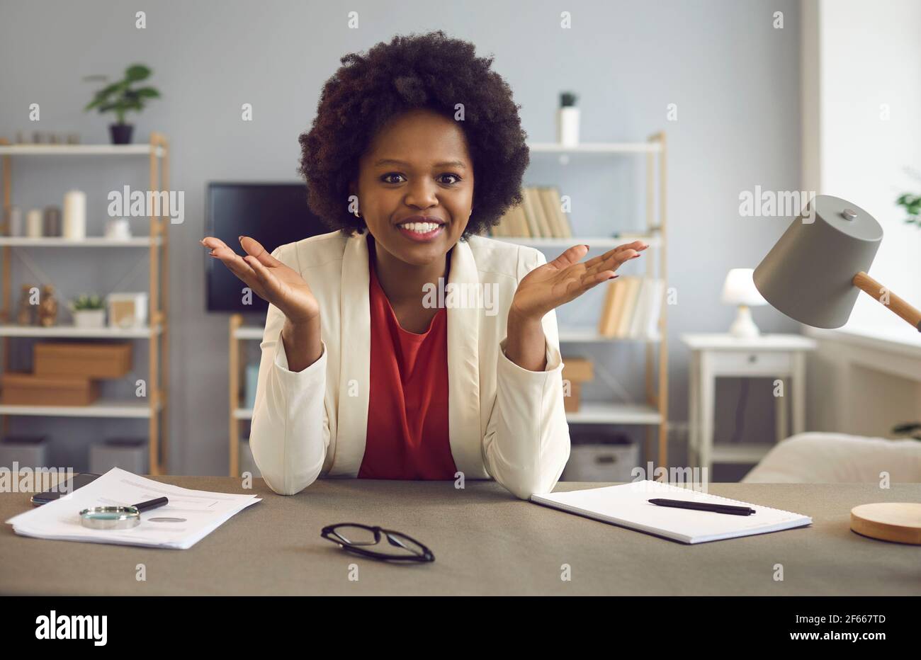 Afroamerikanische Geschäftsfrau im Gespräch auf Online-Videoanruf mit Kollegen bei der Arbeit im Büro. Stockfoto