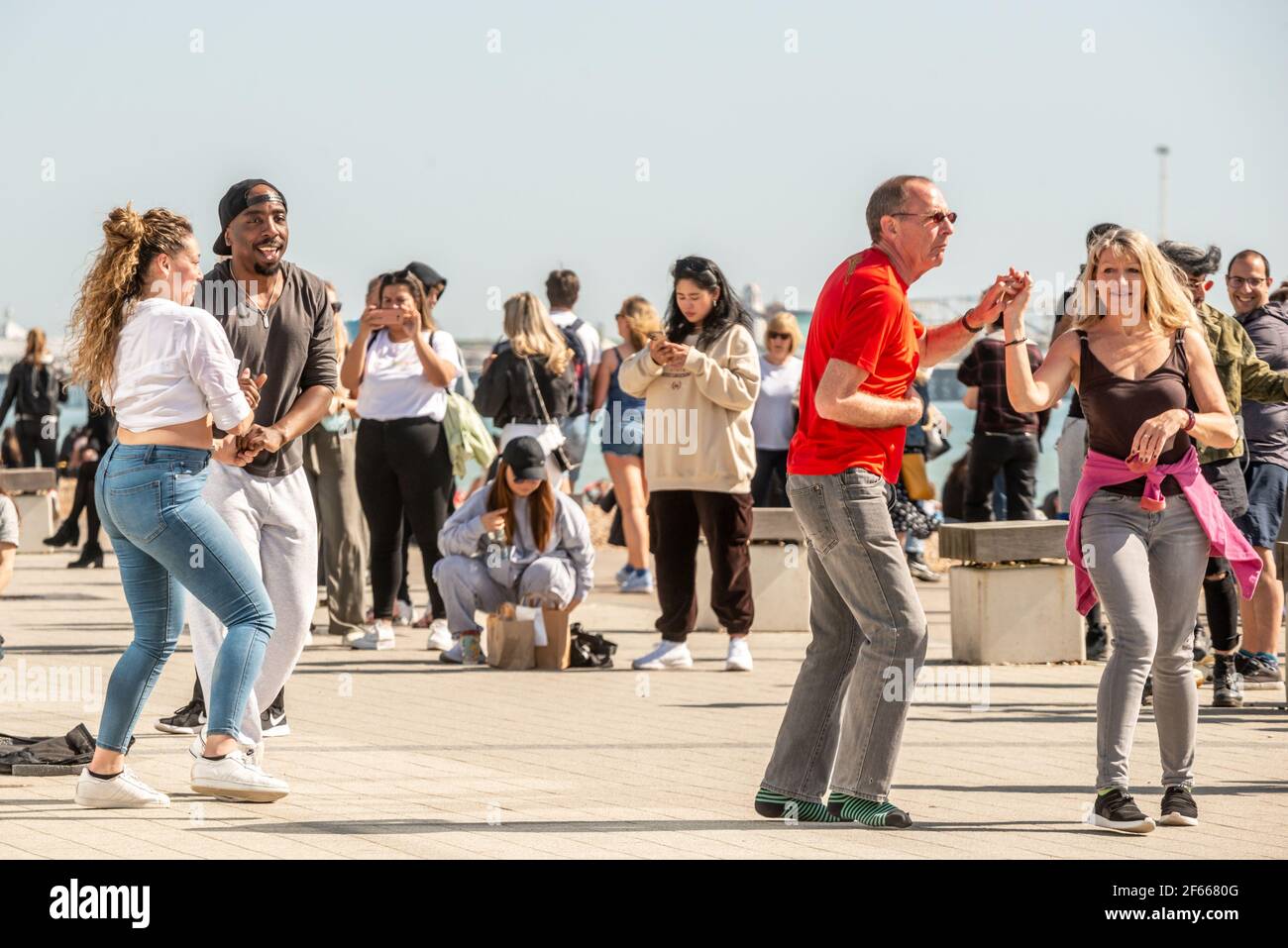Brighton, März 30th 2021: Die schönen Nachmittagsbedingungen brachten die Massen heute zum Brighton Beach, auch bei dieser improvisierten Tanzparty. Kredit: Andrew Hasson/Alamy Live Nachrichten Gutschrift: Andrew Hasson/Alamy Live Nachrichten Stockfoto