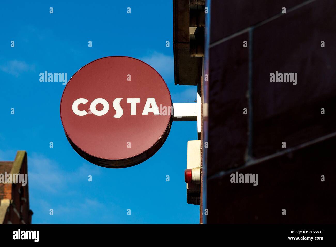 Schild an der Fassade der Kette Coffee Shop Costa, London, UK Stockfoto