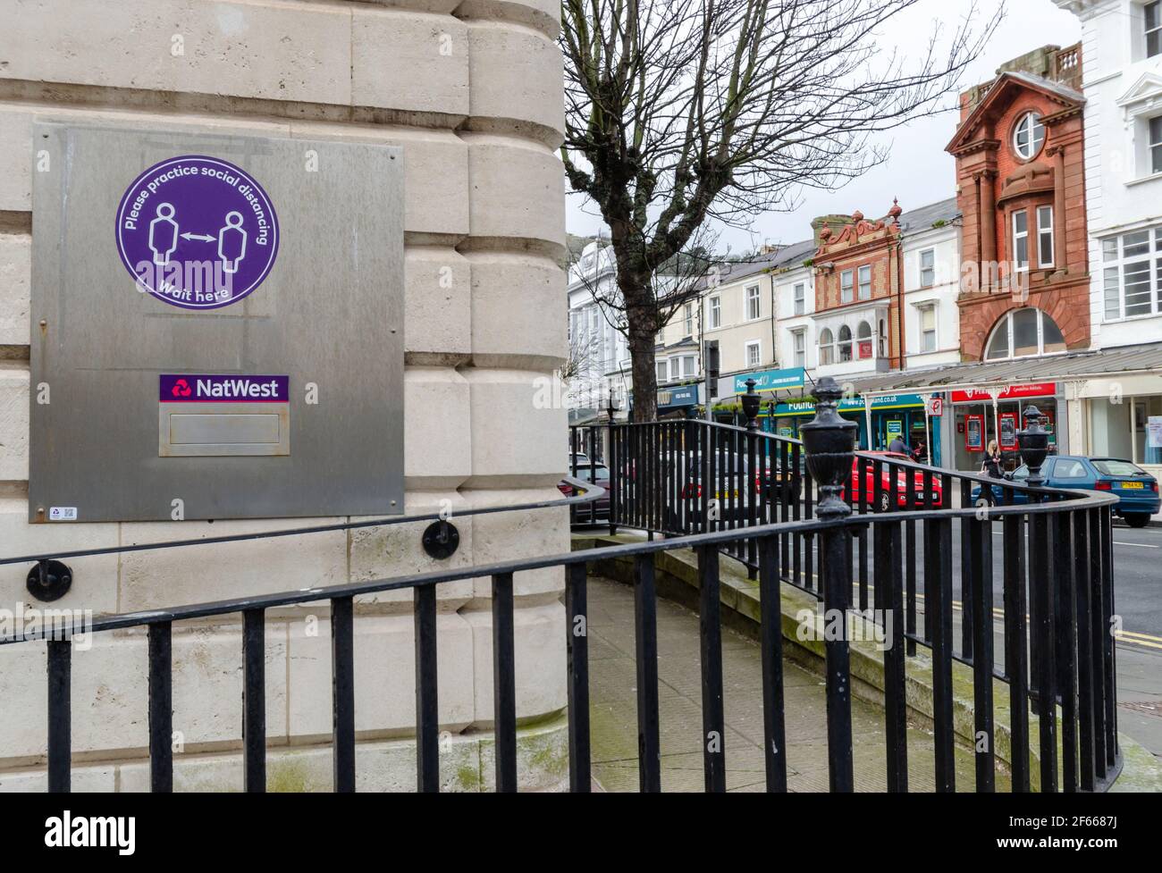 Llandudno, UK: Mär 18, 2021:ein ungewöhnlicher Blick auf die Mostyn Street während der Coronavirus Pandemie Sperre, mit dem eNatWest Bank Gebäude in der Vorgruppe Stockfoto