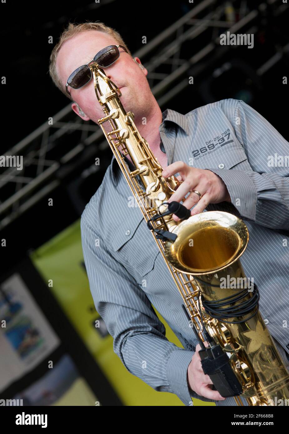 Sean Freeman am Saxophon mit Level 42 live Bühne beim Midlands Festival Music 2010 Stockfoto