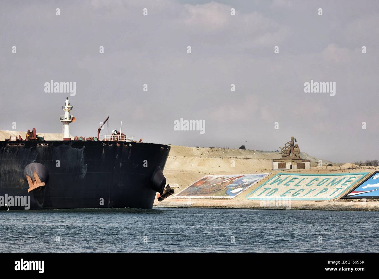 Ismailia, Ägypten. März 2021, 30th. Ein Schiff segelt durch den Suezkanal, nachdem der Verkehr wieder aufgenommen wurde, nachdem das von der Evergreen Marine Corporation betriebene "jemals gegebene" Containerschiff nach einer fast einwöchigen Blockierung der Wasserstraße freigesetzt wurde. Kredit: Sayed Hassan/dpa/Alamy Live Nachrichten Stockfoto