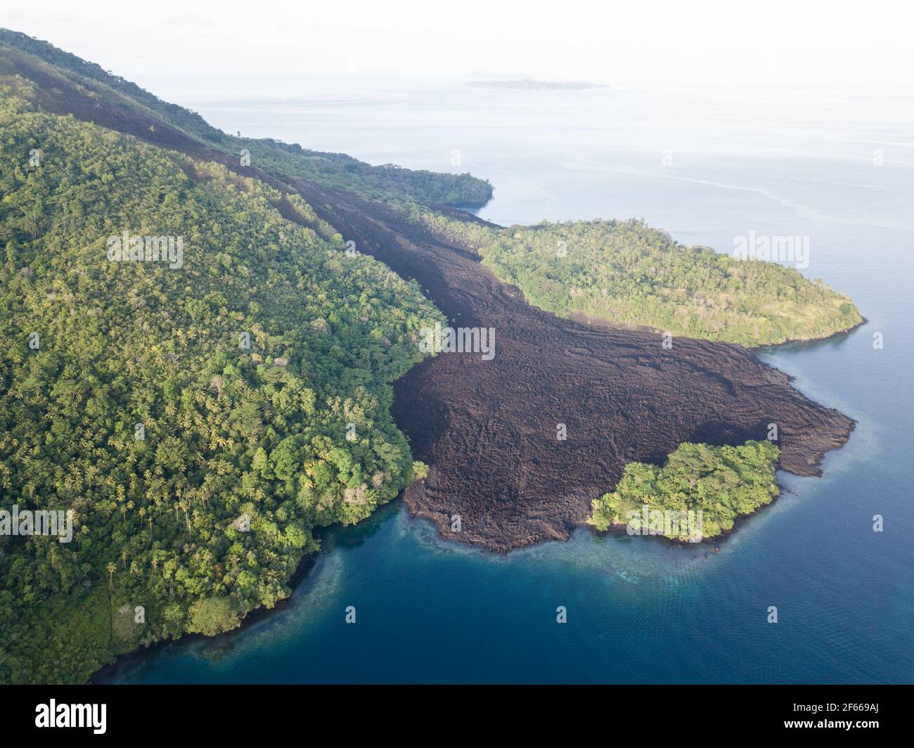 Auf Banda API, einem aktiven Vulkan auf den Banda-Inseln Indonesiens, ist ein alter Lavastrom ins Meer gekommen. Dies ist Teil des Feuerrings. Stockfoto