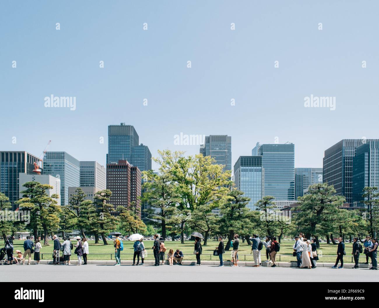 Chiyoda, Tokio, Japan - Menschen warten in der Schlange am Kokyo Gaien National Garden, der südlich des Kaiserpalastes von Tokio liegt. Stockfoto