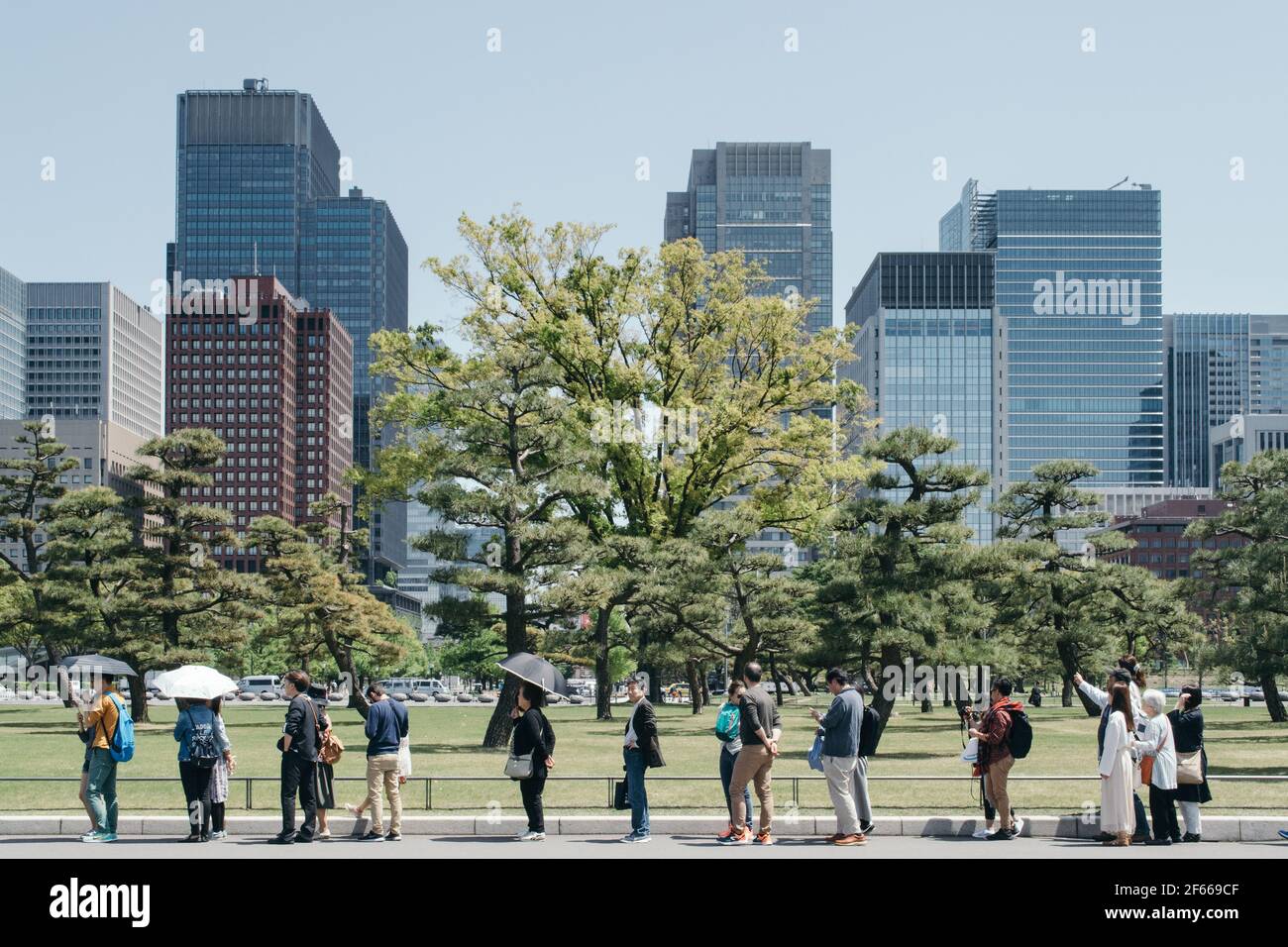 Chiyoda, Tokio, Japan - Menschen warten in der Schlange am Kokyo Gaien National Garden, der südlich des Kaiserpalastes von Tokio liegt. Stockfoto