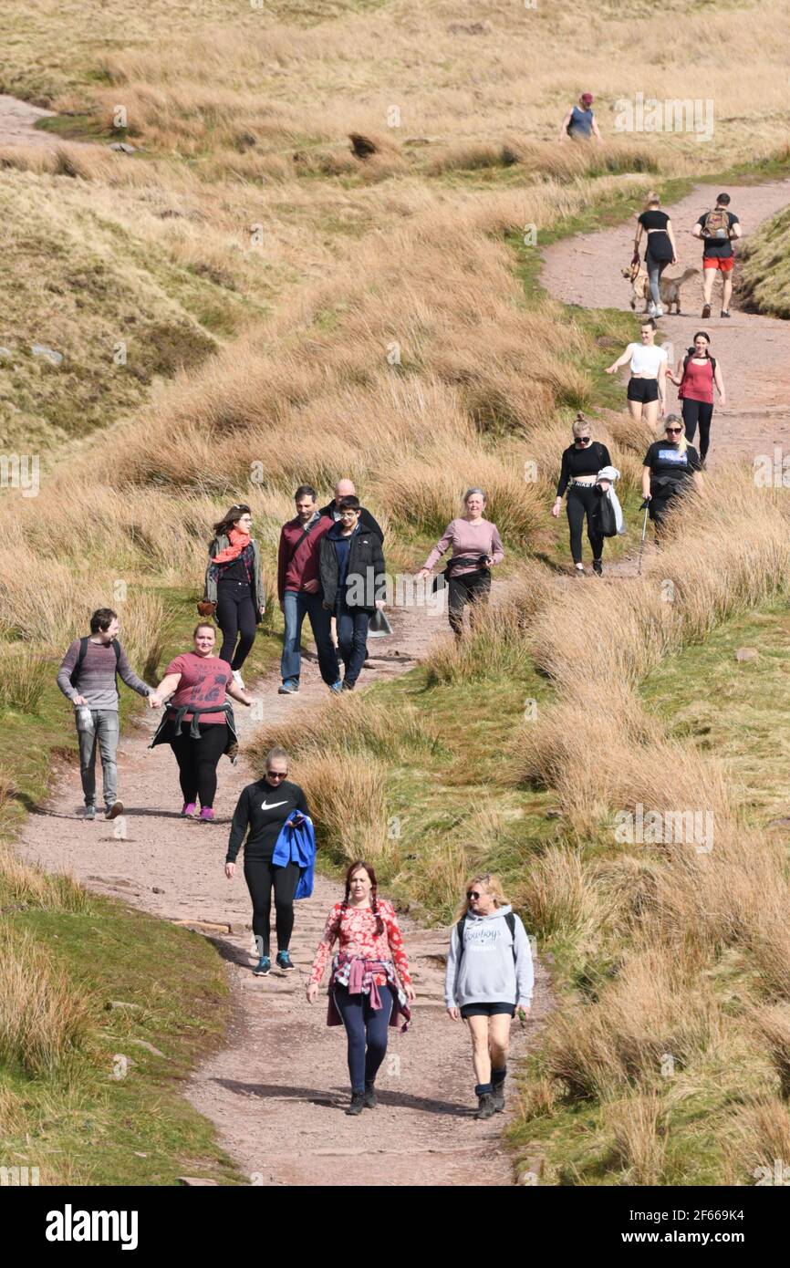 Story Arms, Brecon Beacons, South, Großbritannien. März 2021, 30th. UK Wetter: Die Leute genießen einen Spaziergang in der Sonne heute Nachmittag auf die Spitze des Pen Y Fan. Großbritannien genießt seinen heißesten Märztag seit 1968. Quelle: Andrew Bartlett/Alamy Live News Stockfoto