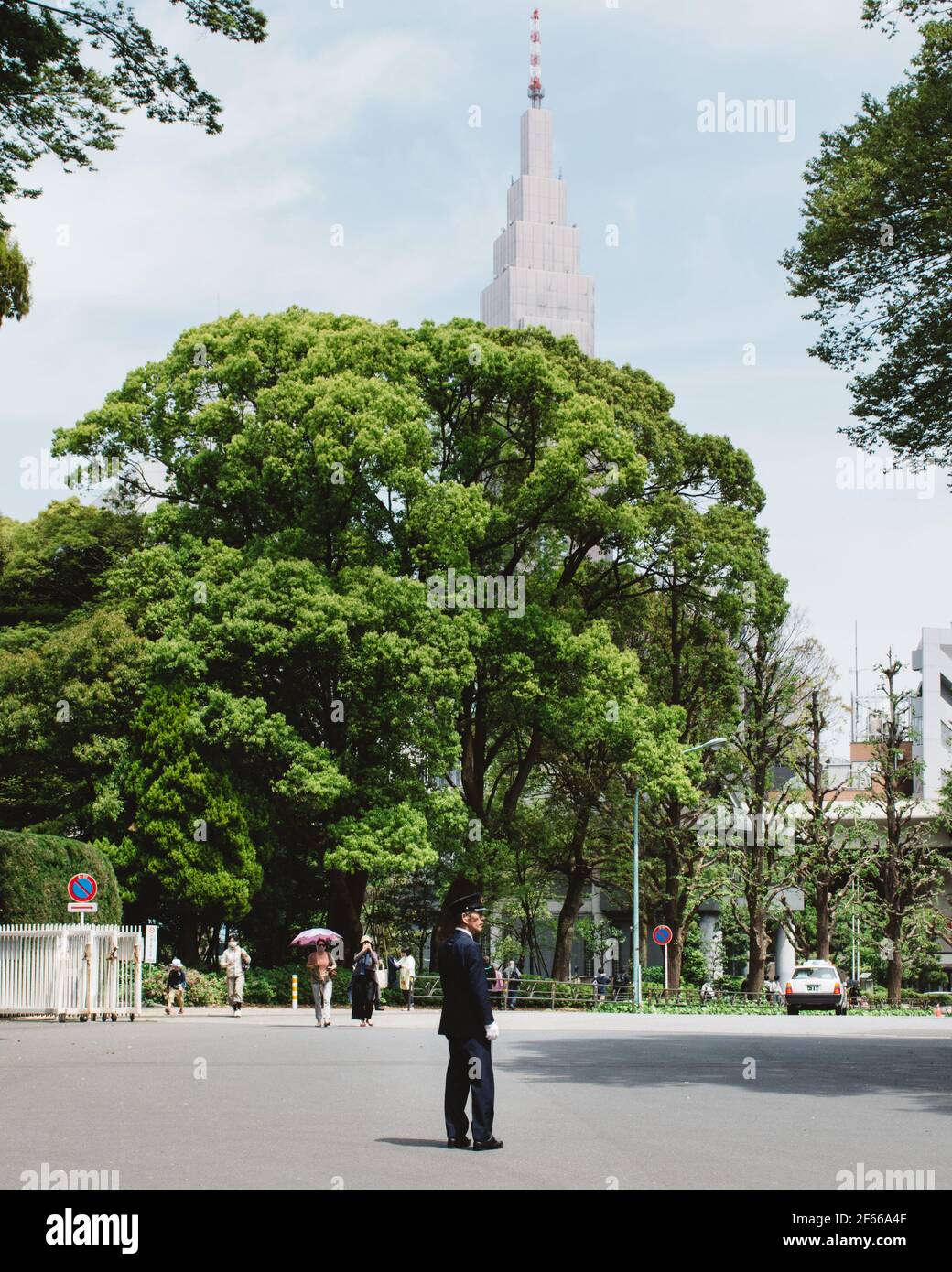 Tokio, Japan – Japanischer Polizeibeamter am Tor zum Meiji-Schrein, einem schintoistischen Schrein in Shibuya. Stockfoto