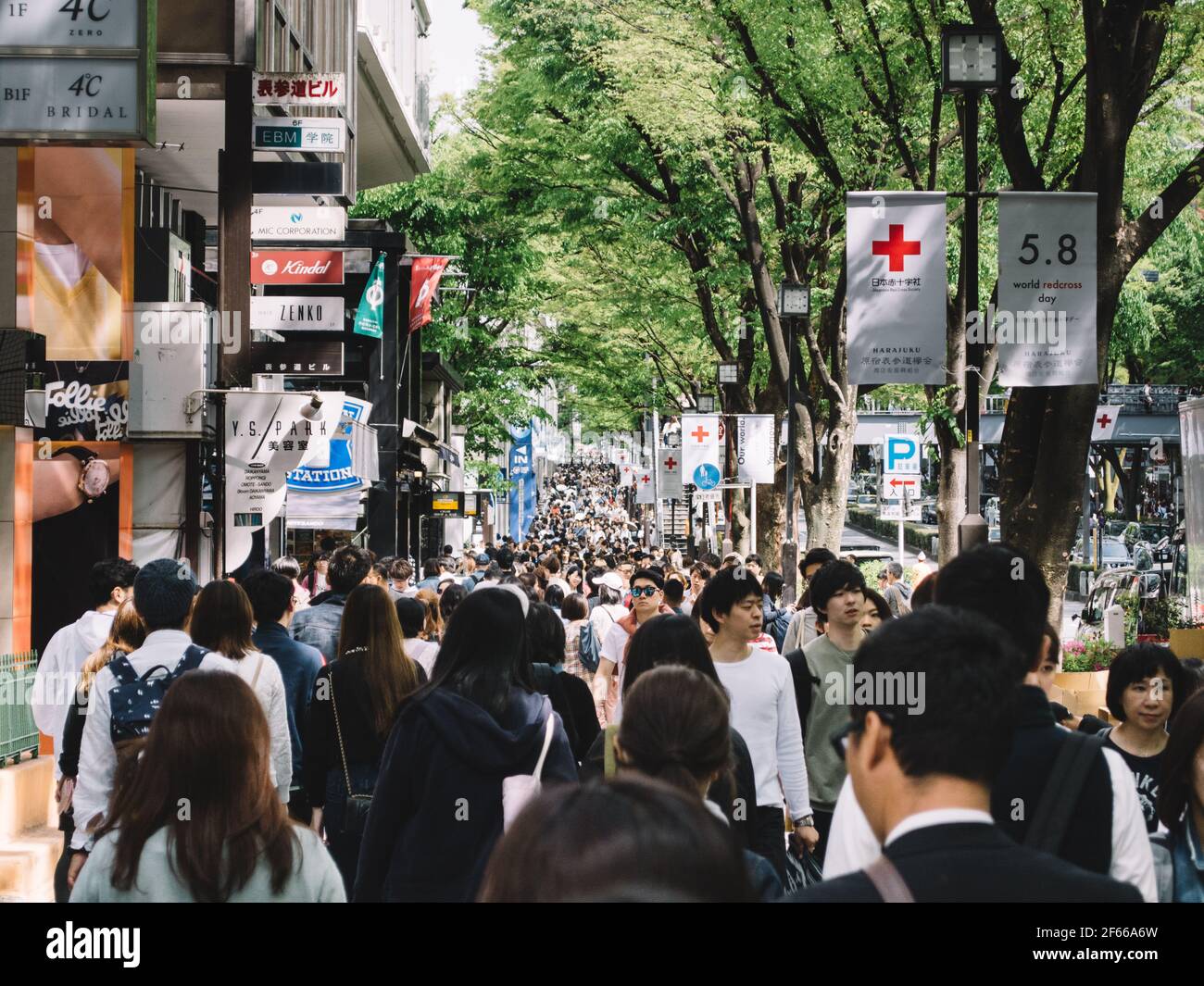 Shibuya, Tokio, Japan - die Straße war während der Goldenen Woche voll mit Menschen. Straße bei Omotesando und Harajuku. Stockfoto