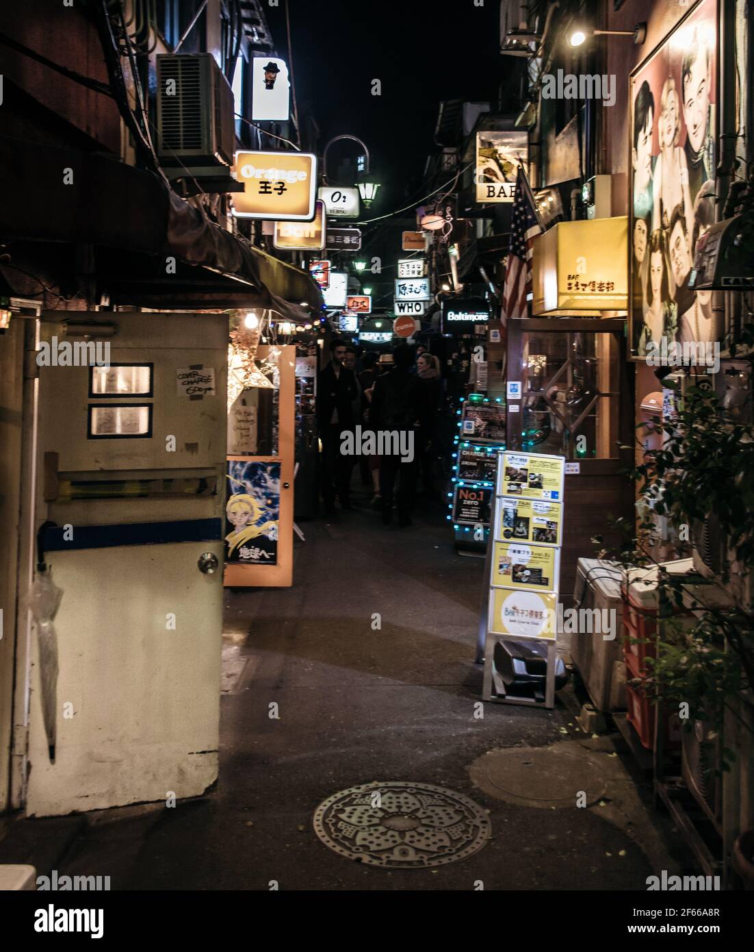 Shinjuku, Tokio, Japan – Golden Gai, sechs Gassen, gesäumt von über 200 dicht gedrängten unabhängigen Bars. Stockfoto