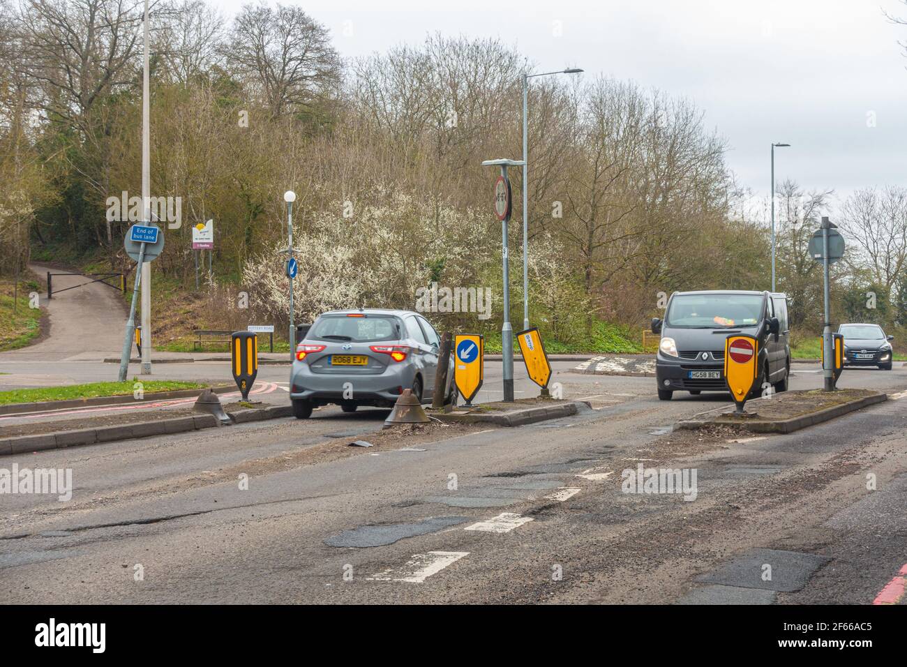 Maßnahmen zur Verkehrsberuhigung zur Verlangsamung des Verkehrs auf der Norcot Road in Reading, Großbritannien. Die Straße ist voller Schlaglöcher und muss repariert werden. Stockfoto