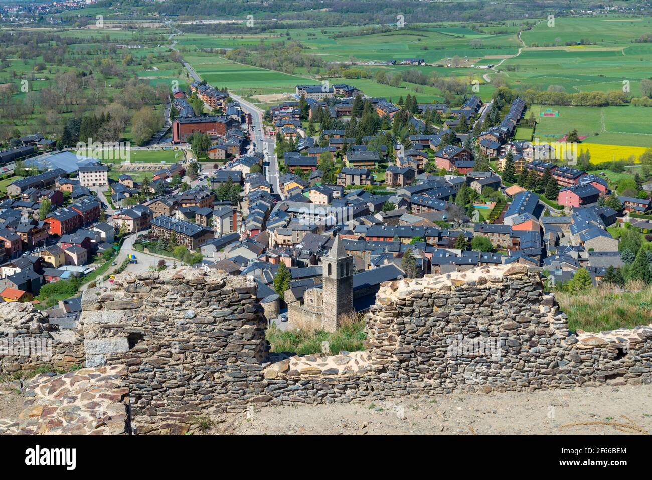 Kleine historische spanische Stadt Llivia auf breiten grünen Tal Stockfoto