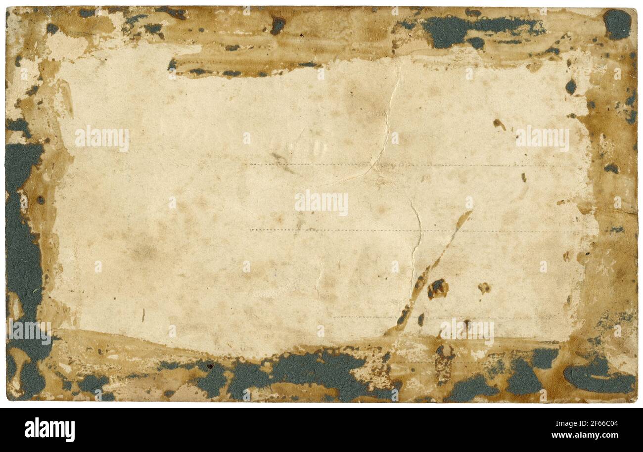 Antike Papierpostkarte zurück mit chaotischen Kanten und Überresten Alter Kleber Stockfoto