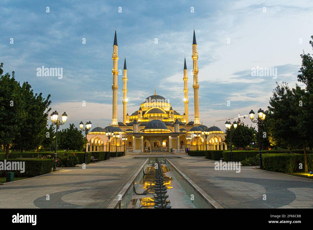 Abendansicht der Akhmad Kadyrow Moschee (offiziell als das Herz Tschetscheniens bekannt) in Grosny, Russland Stockfoto